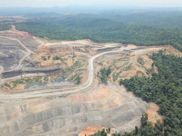 atividades de mineração, obtenção, transporte e carregamento de carvão em um projeto de mineração de carvão. Vista aérea.