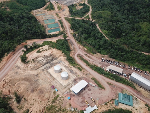 atividades de mineração, obtenção, transporte e carregamento de carvão em um projeto de mineração de carvão. Vista aérea.