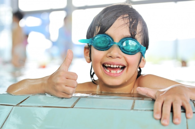 Foto atividades de verão e natação para crianças felizes na piscina