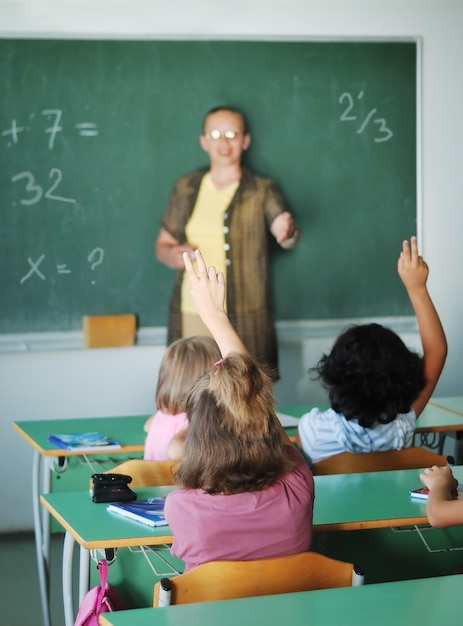 Atividades do aluno na sala de aula na escola