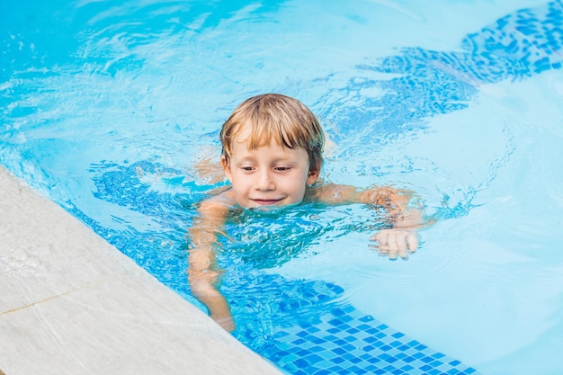 Atividades na piscina, crianças nadando e brincando na água, alegria e verão