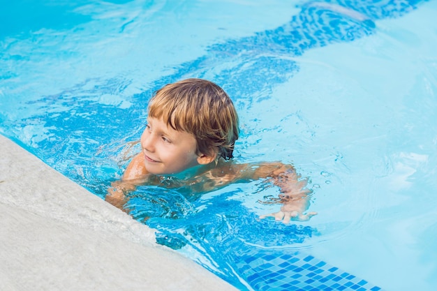 Atividades na piscina, crianças nadando e brincando na água, alegria e verão