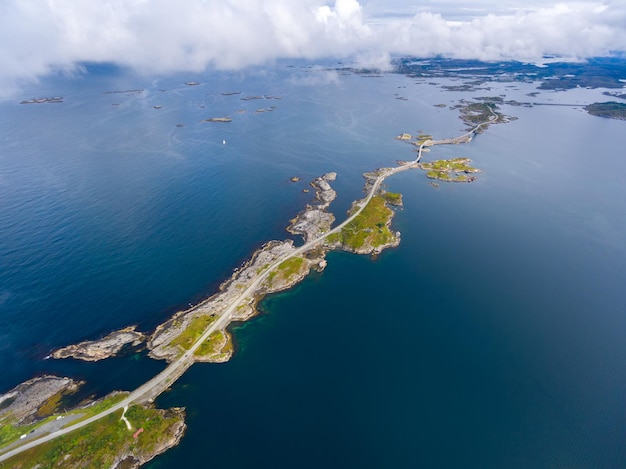 Atlantic Ocean Road o Atlantic Road (Atlanterhavsveien) han recibido el título de "Construcción noruega del siglo". El camino catalogado como Ruta Turística Nacional. Fotografía aérea