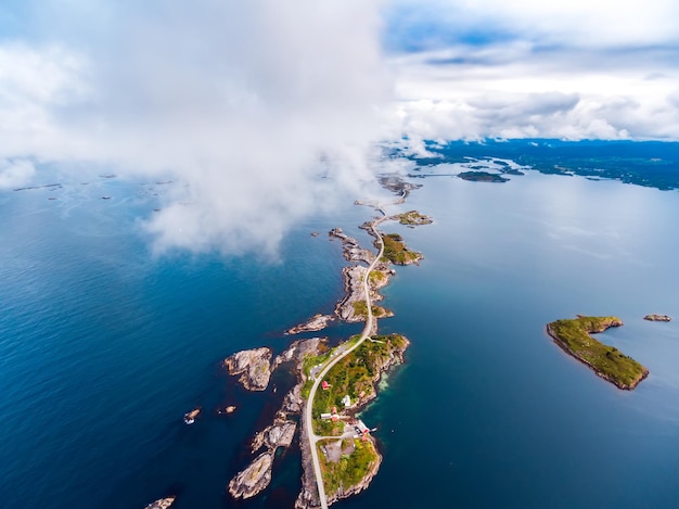 Atlantic Ocean Road o Atlantic Road (Atlanterhavsveien) recibió el título de "Construcción noruega del siglo". El camino catalogado como Ruta Turística Nacional. Fotografía aérea