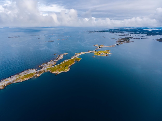 Atlantic Ocean Road oder Atlantic Road (Atlanterhavsveien) wurde der Titel "Norwegischer Bau des Jahrhunderts" verliehen. Die Straße ist als Nationale Touristenroute eingestuft. Luftaufnahmen