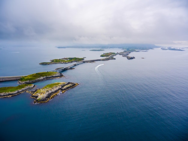 Atlantic Ocean Road ou Atlantic Road (Atlanterhavsveien) recebeu o título de "Construção Norueguesa do Século". A estrada classificada como Rota Turística Nacional. Fotografia aérea