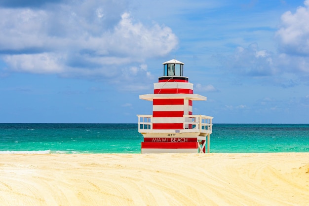 Atlantik Hintergrund Miami Beach Florida USA Sonnenaufgang und Rettungsschwimmer Turm sandige tropische Szene