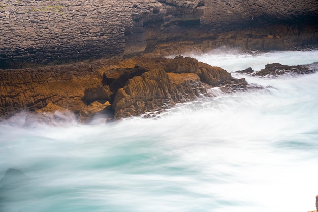 Atlantik Stürmischer Sommertag Große Meereswelle am felsigen Strand Beaty in der Natur Dramatischer Meerblick