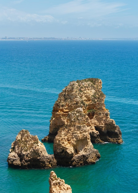 Atlantikküste. Ponta da Piedade (Gruppe von Felsformationen entlang der Küste von Lagos, Algarve, Portugal).