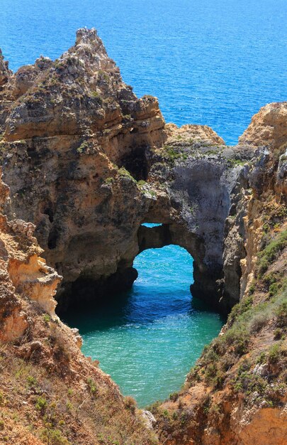 Atlantikküste und felsiger Bogen von Ponta da Piedade Lagos Algarve Portugal