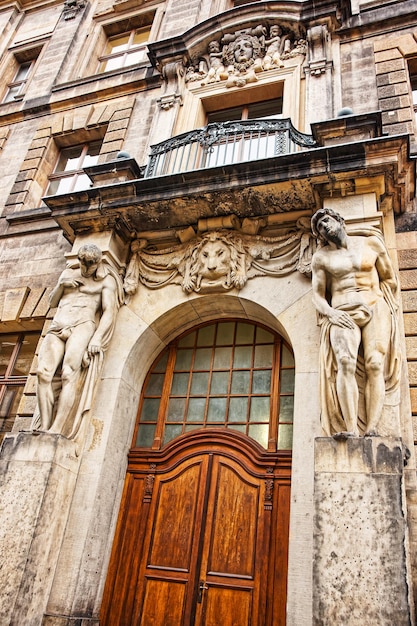 Atlants sosteniendo la entrada del edificio en Dresden en Alemania. Vista desde la calle. Dresde es la capital de Sajonia.