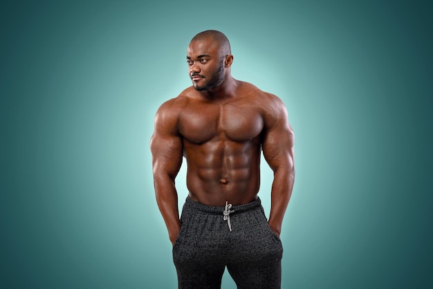 Atleta afro-americana posando no estúdio mostra os músculos do corpo