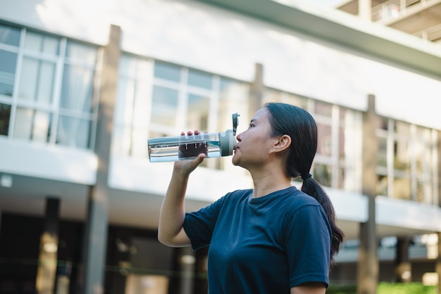 Atleta de agua potable durante el exterior