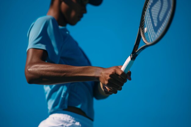 Foto atleta ajustando a aderência antes de um swing de backhand