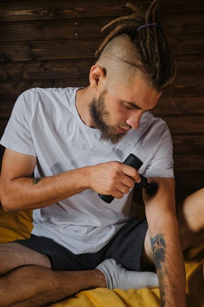 El atleta amasa los músculos de los brazos después del entrenamiento El concepto de estilo de vida saludable