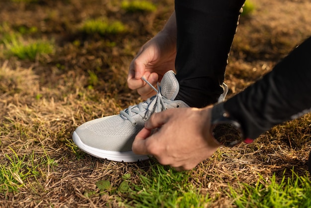 Atleta atándose los cordones de las zapatillas antes de entrenar