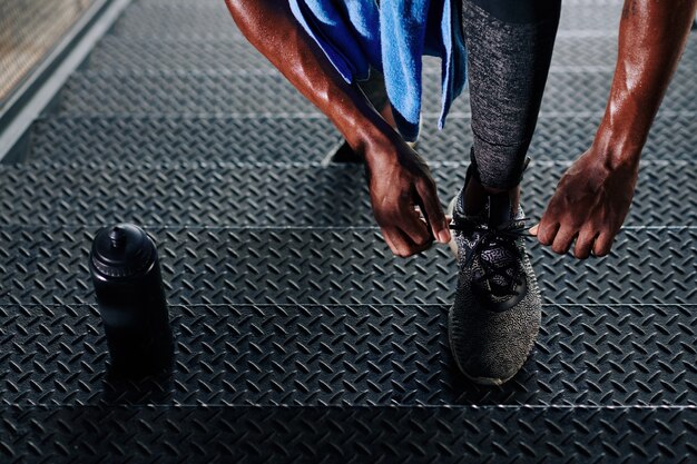 Atleta atar cordones de zapatos