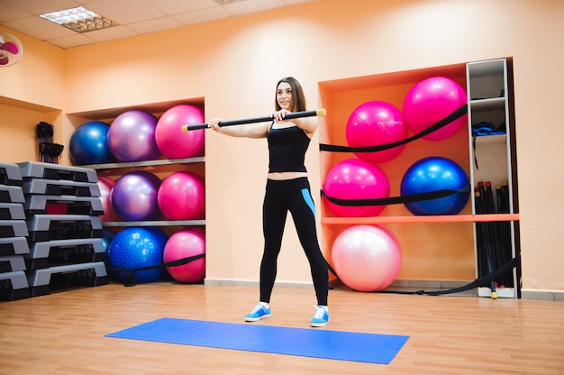 Atleta atractivo joven haciendo ejercicio en el gimnasio.