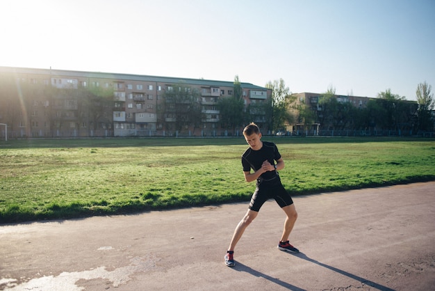 El atleta calentando en el estadio