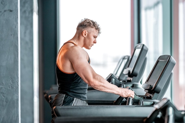 Atleta en una caminadora en el gimnasio