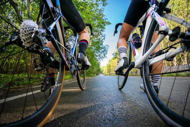 Atleta de ciclismo prepárese para andar en bicicleta en la calle a alta velocidad para hacer ejercicio y competir en una gira profesional