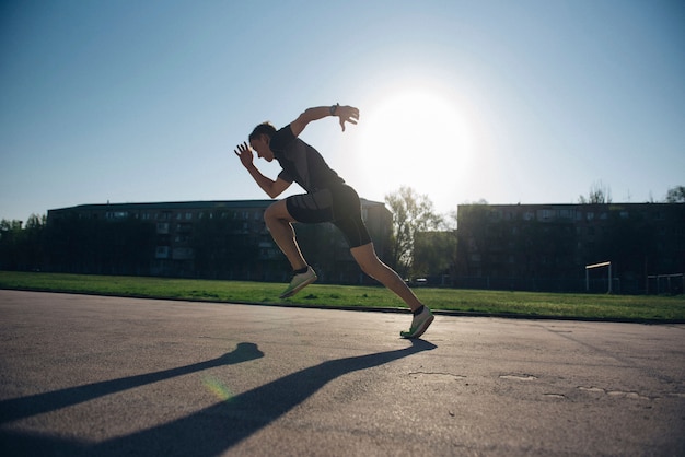 El atleta en la cinta corre desde el principio.