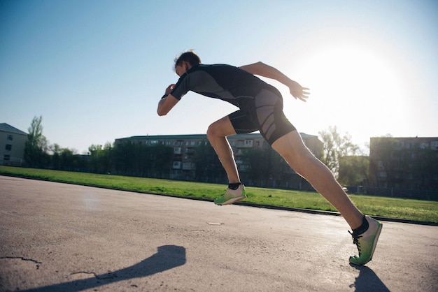 El atleta en la cinta corre desde el principio.