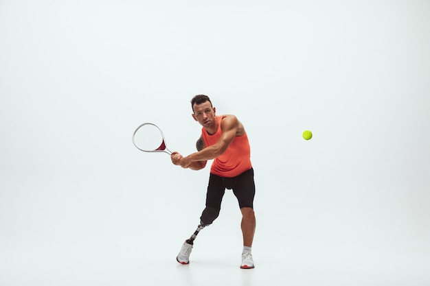 Atleta com deficiência em fundo branco, jogador de tênis