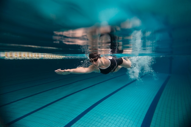 Foto atleta com óculos de natação subaquática, tiro completo