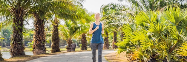 Atleta corredor correndo no parque tropical mulher fitness nascer do sol jogging treino conceito de bem-estar