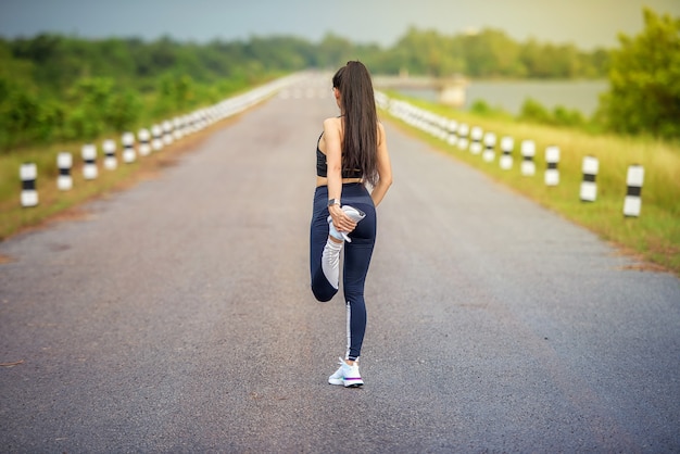 Atleta corredor de fitness escuchando música en auriculares desde el progreso de seguimiento de la aplicación de teléfono inteligente móvil. concepto de bienestar de entrenamiento.