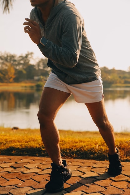 Foto atleta corredor pés correndo na estrada conceito de corrida ao ar livre homem correndo para o exercício xaaatleta corredor pés correndo na estrada conceito de corrida ao ar livre homem correndo para o exercício