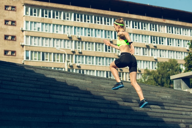 Foto atleta corredora treinando ao ar livre em dia ensolarado de verão