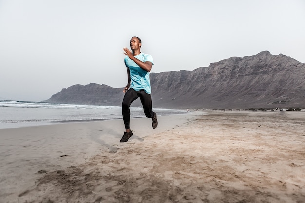 Atleta correndo na praia