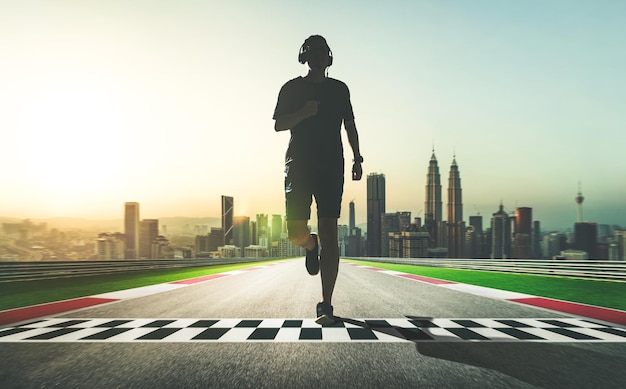 Atleta corriendo en la calle de la línea de salida y meta con el concepto de motivación deportiva de fondo del horizonte de la ciudad