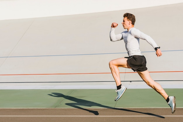 Atleta corriendo con copia espacio