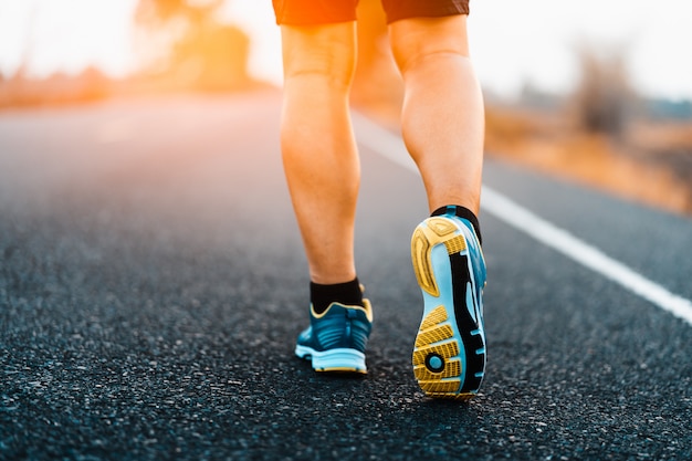 Atleta corriendo deporte pies en sendero estilo de vida saludable aptitud