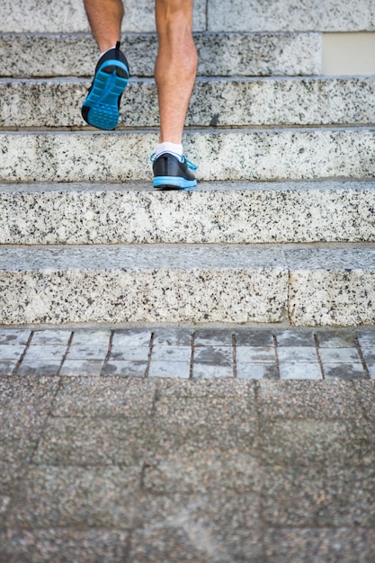 Atleta corriendo por las escaleras.