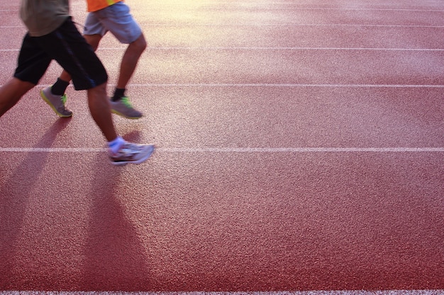 Atleta corriendo en el estadio.