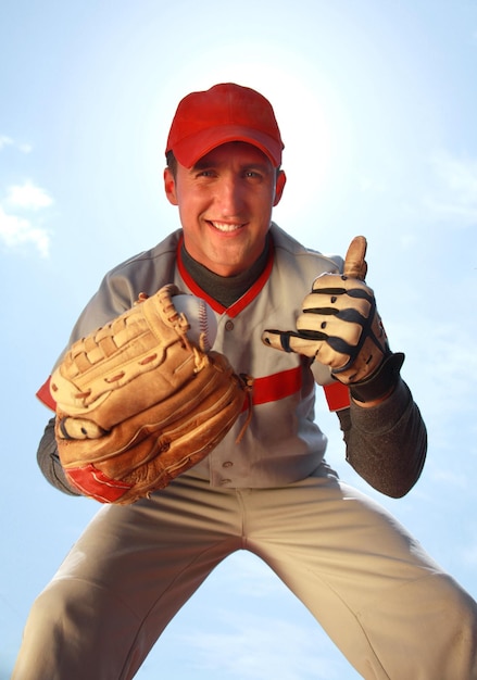 Foto atleta de beisebol inclinando-se para baixo sinal shaka infielder caucasiano
