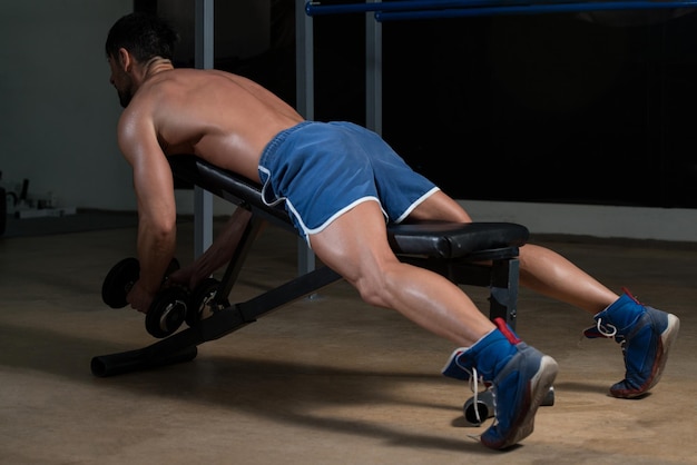 Foto atleta de fitness masculino fazendo exercícios de peso pesado para as costas