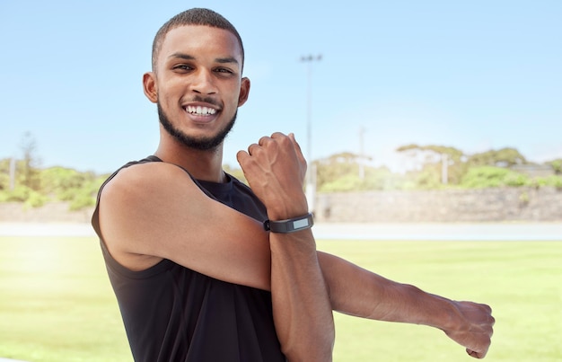 Atleta de fitness se alongando e homem negro feliz com treino de corredor e esportes retrato de corredor de esporte se alongando com um sorriso para treinar corrida e forte saúde cardio ao ar livre