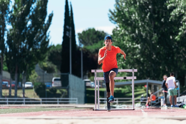 Atleta de homem com deficiência treinando com prótese de perna. conceito de esporte para deficientes físicos