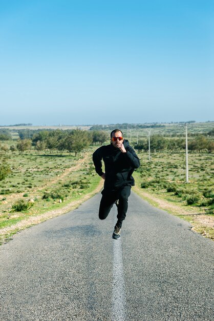 Atleta de homem corredor correndo na estrada por morcco.