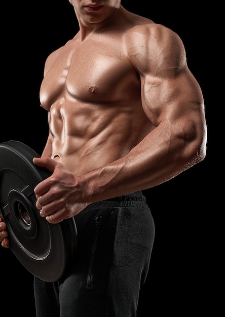 Atleta de homem desportivo de fitness muscular com peso