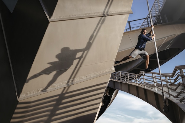 Foto atleta de parkour sobrevoa o abismo