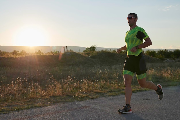 atleta de triatlo a correr no treinig da manhã