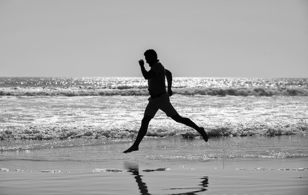 El atleta deportivo de resistencia y resistencia corre rápido para ganar en la actividad de entrenamiento de la mañana en el mar