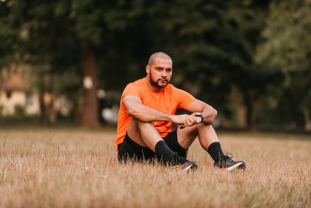 Atleta descansando após uma corrida matinal extenuante