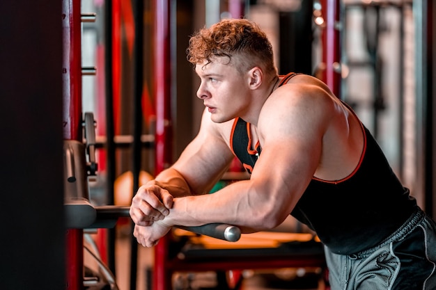 Atleta descansando na academia entre os exercícios